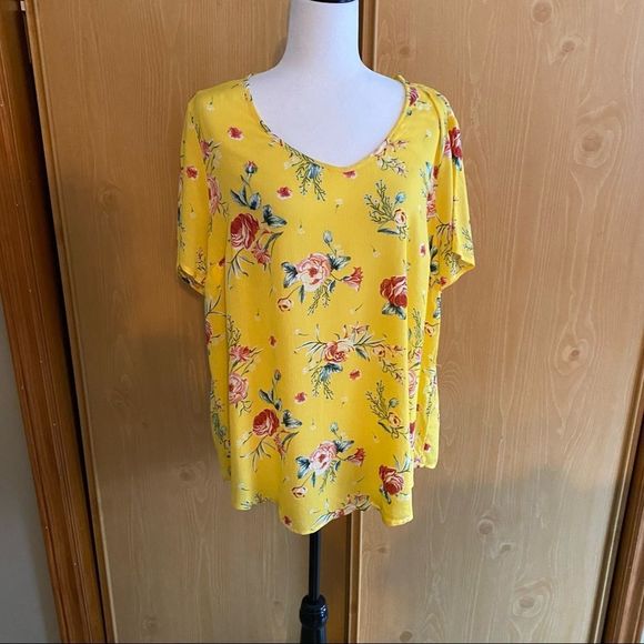 Torrid • Yellow Floral Gauze Button Back Blouse - Picture 2 of 9